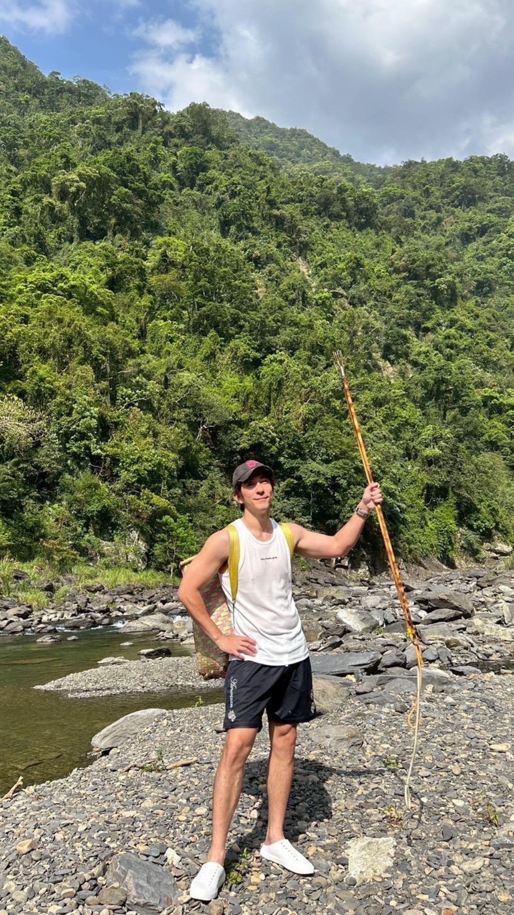 修杰楷野外抓魚嚇壞。（圖／《修TIME》提供）