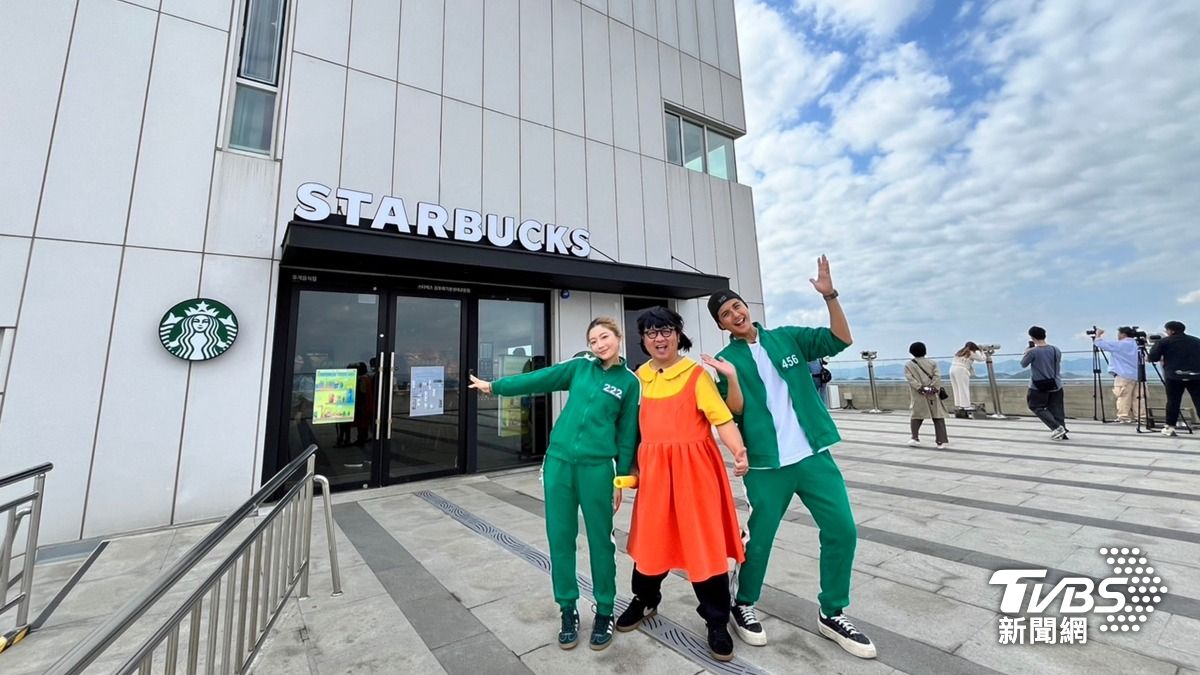 曾子余（右起）、納豆和依依到南北韓交界處的星巴克喝咖啡。（圖／TVBS）