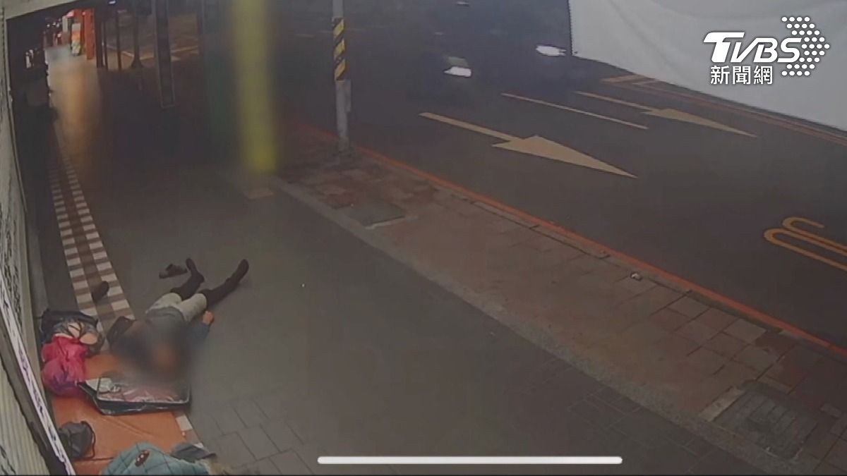 街友睡「點蚊香」燻鐵門　店家勸遭嗆：路你蓋的？