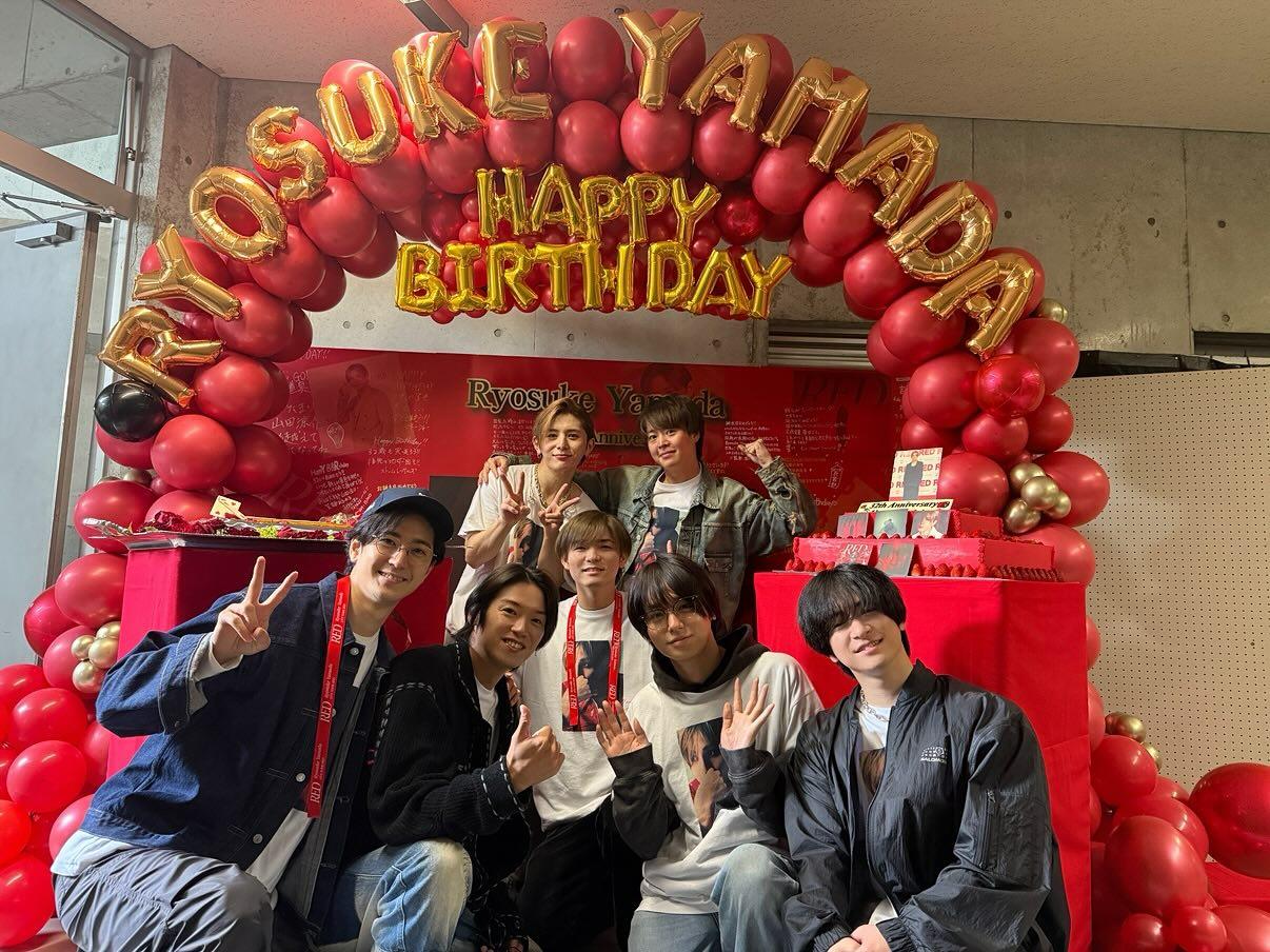 Hey! Say! JUMP團員驚喜幫山田涼介（後排左）慶生。（圖／翻攝自heysayjump_official IG）