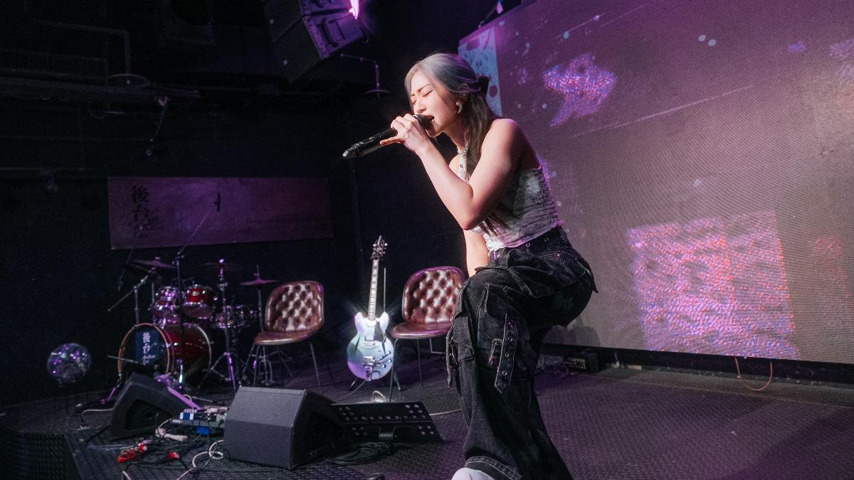 艾薇雖然感冒痊癒，但還是有些鼻音，對於自我表現不甚滿意。（圖／環球音樂提供）