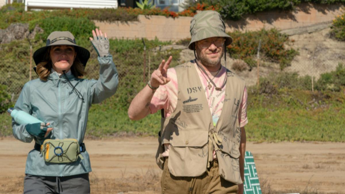 蘿絲拜恩(左)與賽斯羅根將在《柏拉圖式關係》第2季帶來更多搞笑鬧劇與意想不到的驚喜。(Apple TV+ 提供)