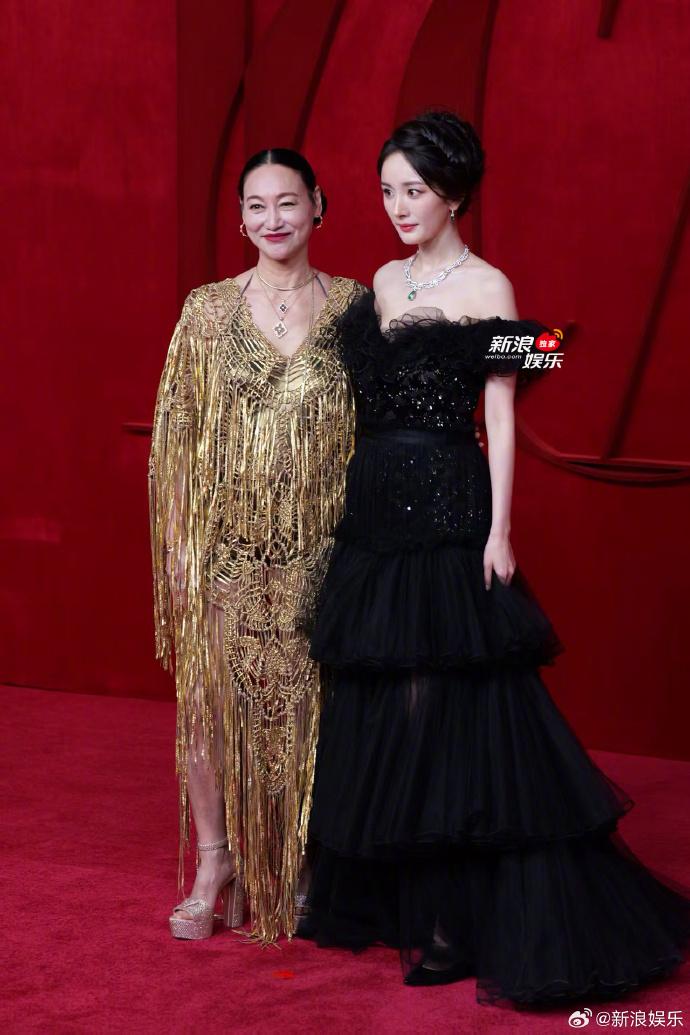 楊冪與惠英紅一同出場，氣場震懾數人。