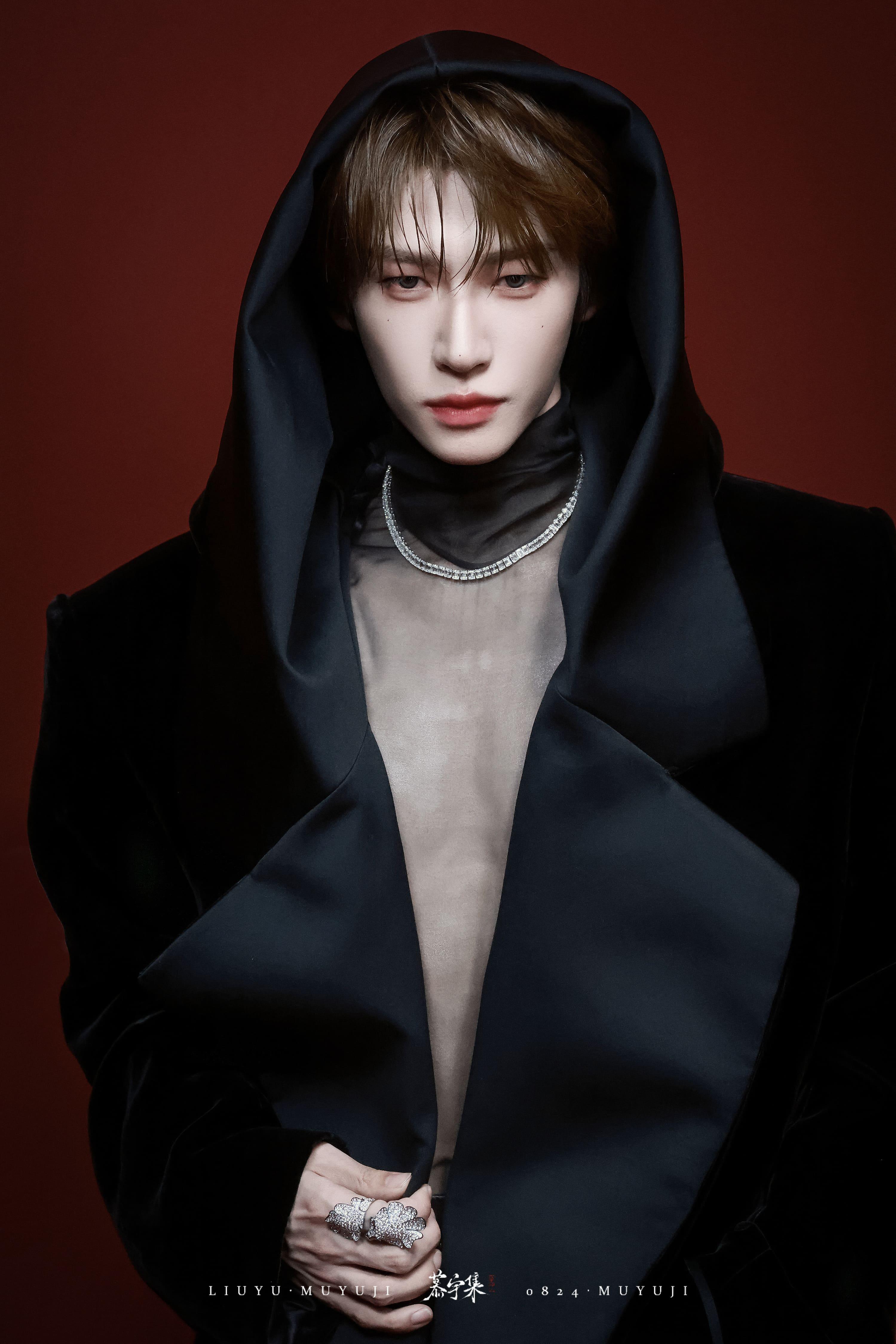 劉宇高冷白皮加上黑色斗篷，被認為是吸血鬼伯爵。