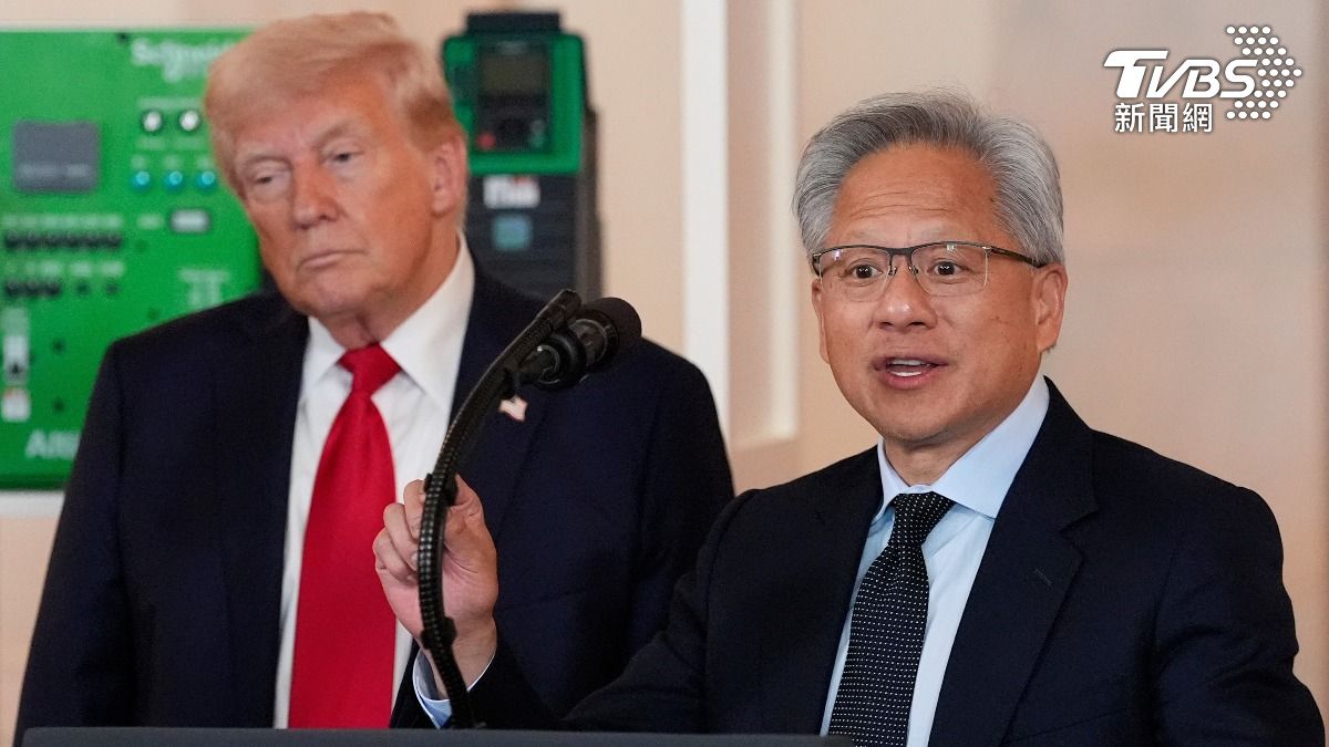 黃仁勳赴白宮與總統川普會面後，美國商務部開始向輝達核發許可證。（資料照／達志影像美聯社）
