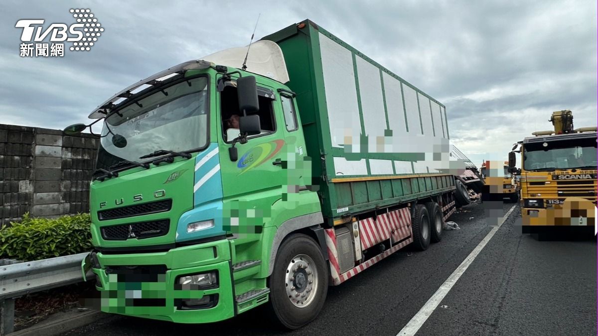 聯結車爆胎。(圖/TVBS)