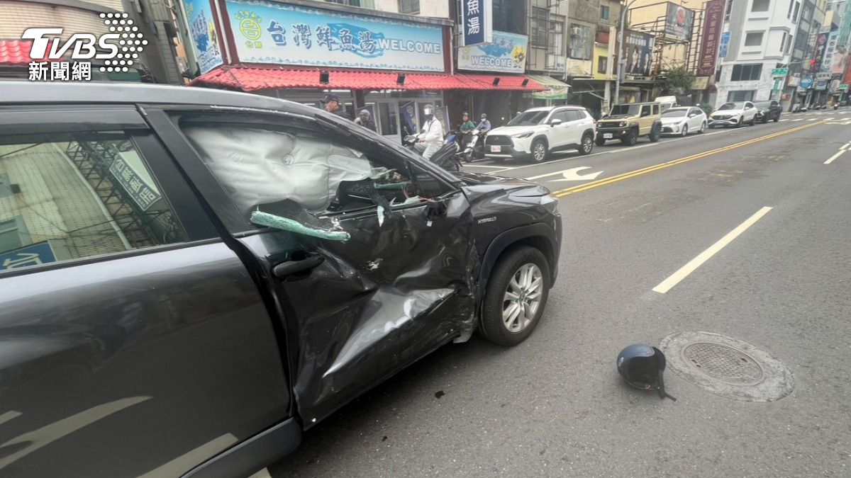 多元計程車疑似未禮讓直行車，與機車發生碰撞。（圖／TVBS）