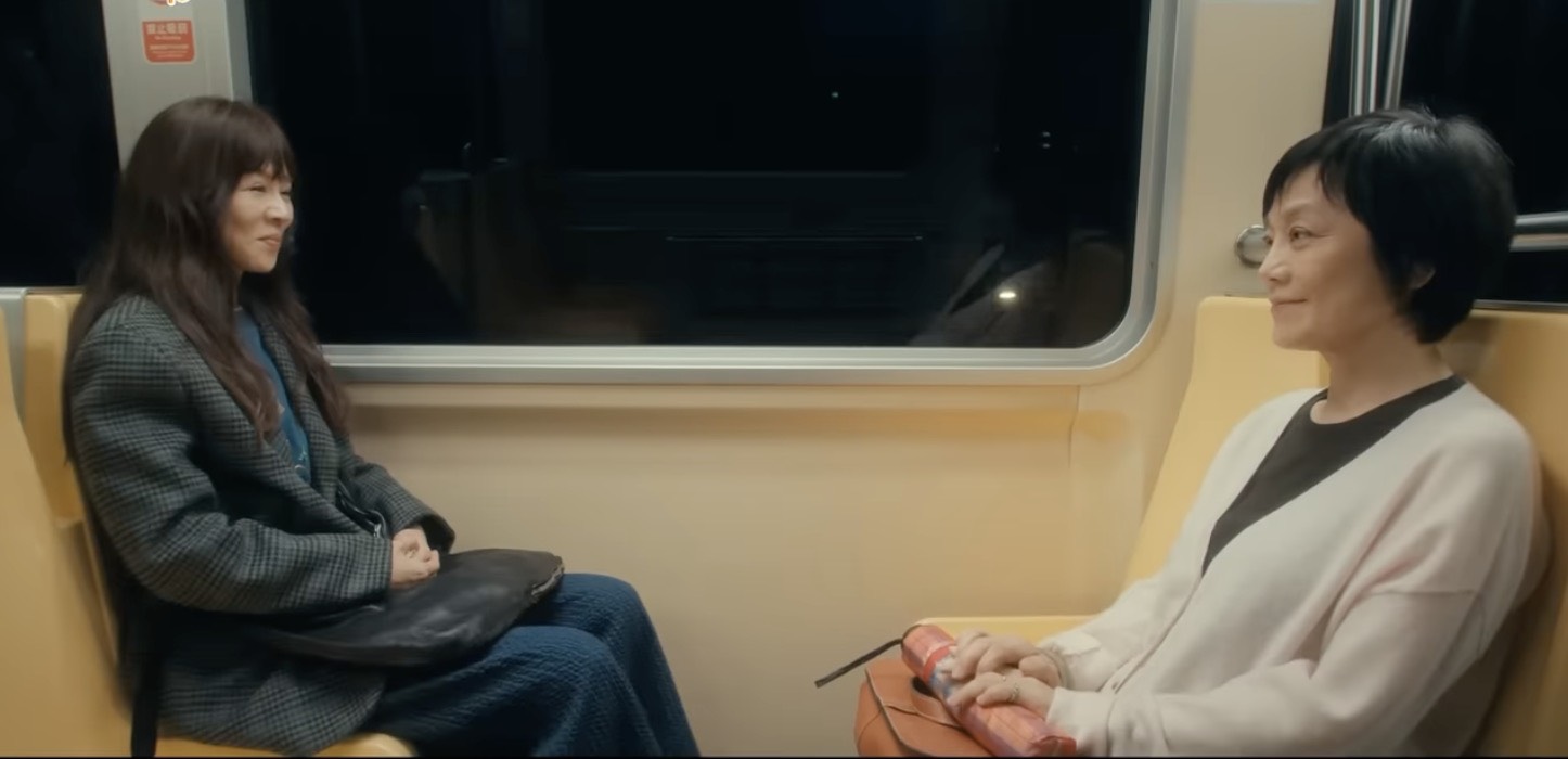 張艾嘉（右）劇中對謝盈萱伸出援手。（圖／翻攝自Netflix）