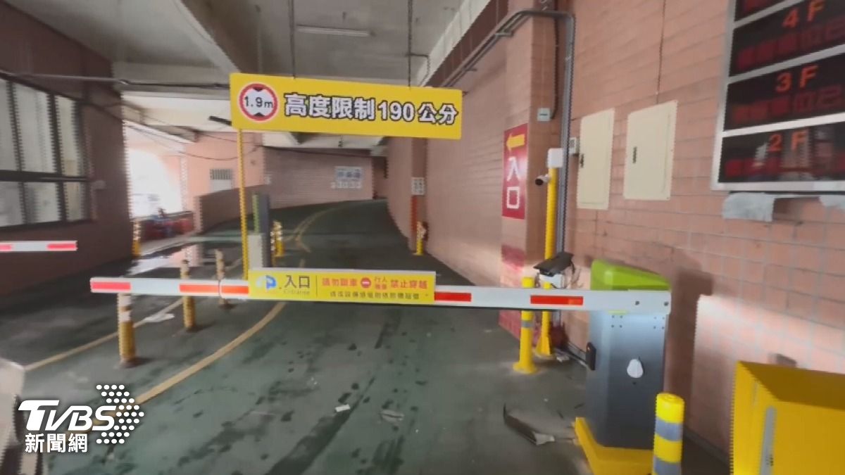 鹿港最不友善停車場？　車道陡又窄　牆面全刮痕