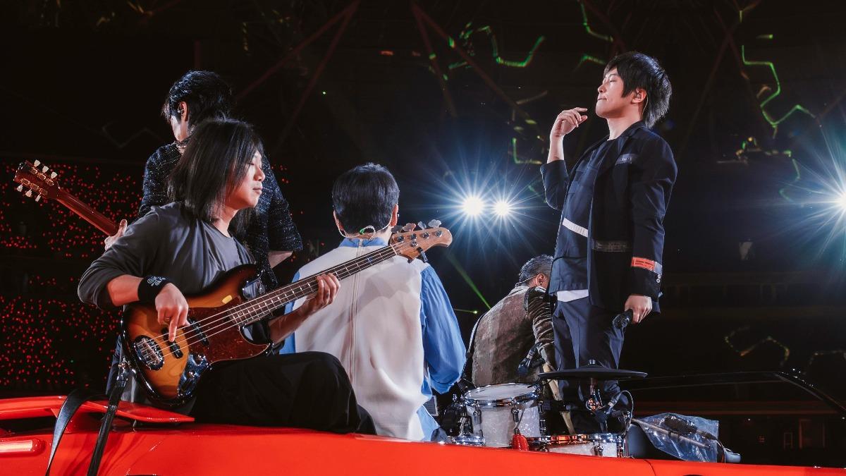 五月天為歌迷獻唱〈happy.BIRTH.day〉。(圖/相信音樂提供)