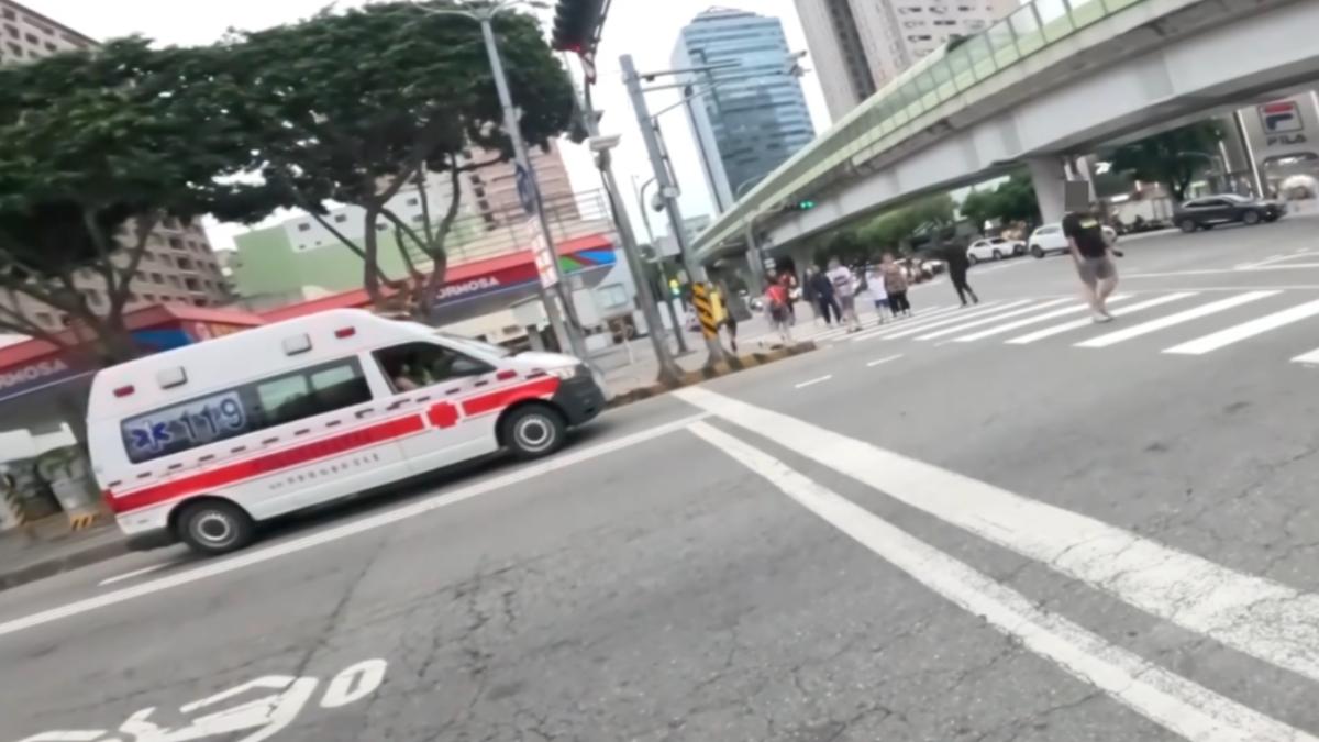 台中救護車鳴笛出勤！見「帝王行人」只能禮讓　消防員曝內幕