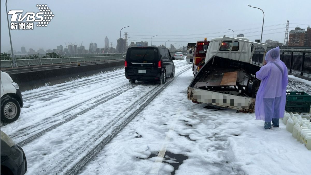 滿車清潔劑遭追撞外漏！華江橋滿路泡沫「宛如積雪」畫面曝