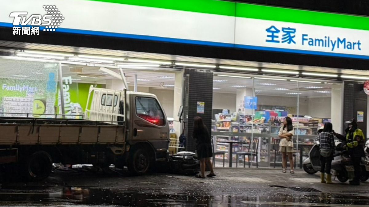 女子駕駛小貨車撞進全家便利商店。(圖/TVBS)