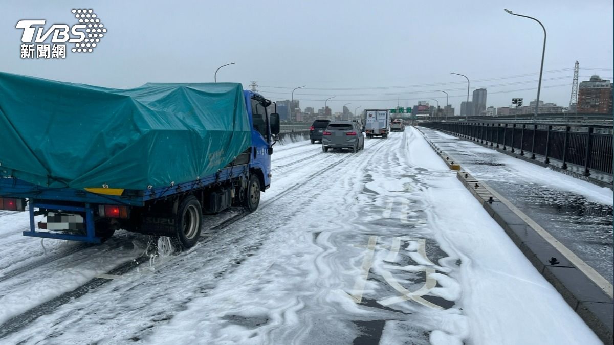 洗潔劑泡沫積在華江橋上。（圖／TVBS）