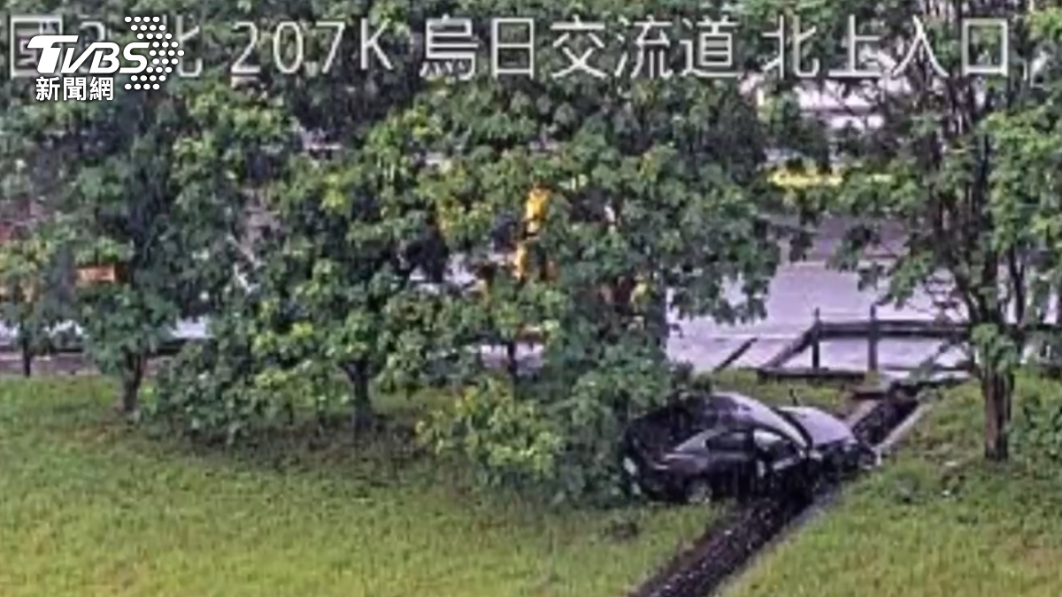 快訊／天雨路滑？國3烏日交流道汽車衝出邊坡　駕駛受傷