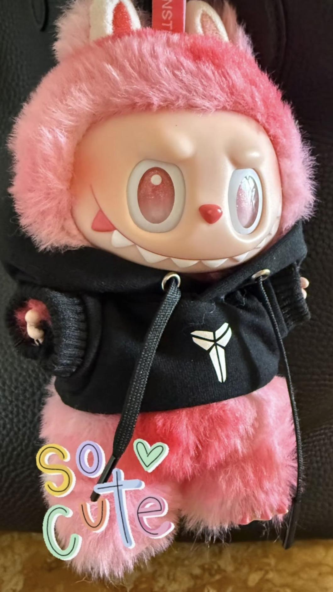 Vanessa於IG發出這款穿著有Kobe象徵標誌的Labubu娃娃。（圖／翻攝自vanessabryant IG）