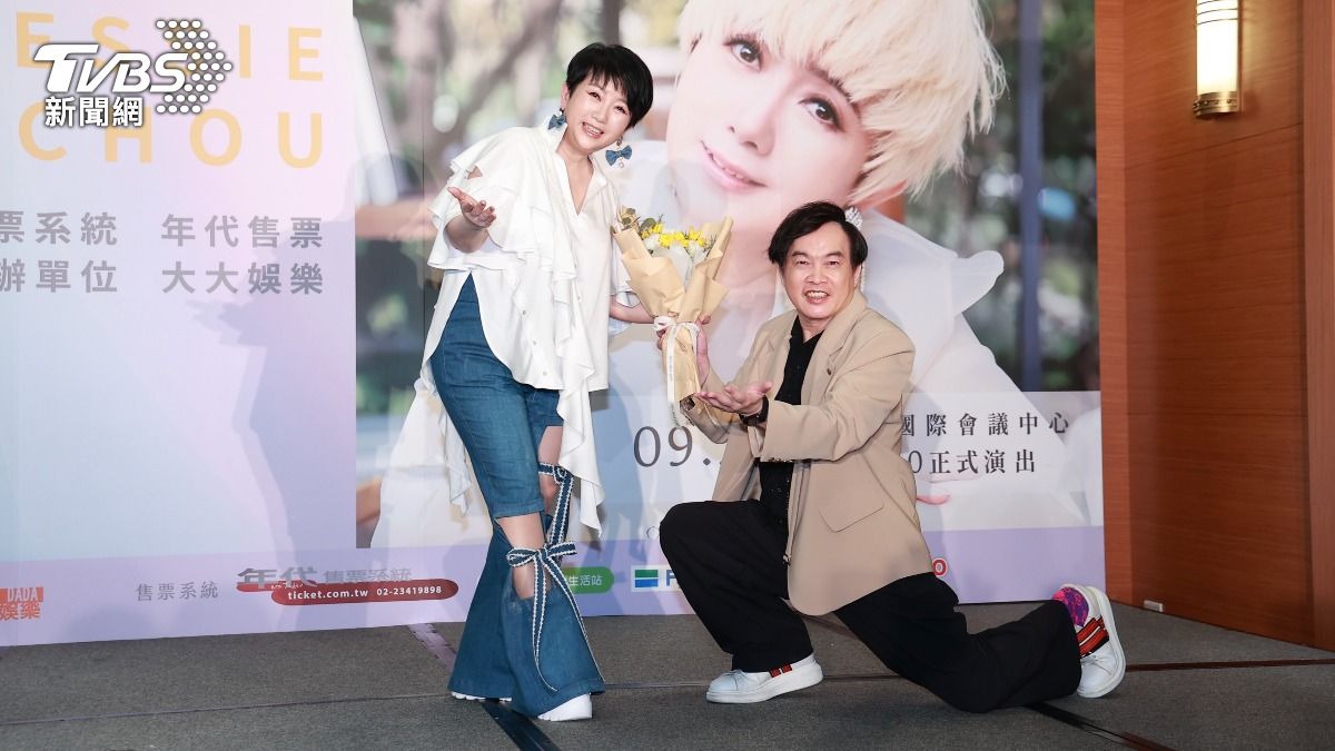 康康情義力挺周思潔，更單膝下跪獻花。（圖／黃城碩攝）