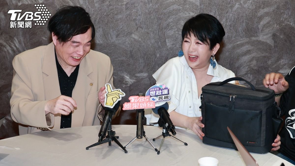 周思潔帶著愛犬骨灰一起工作，讓康康哭笑不得。（圖／黃城碩攝）