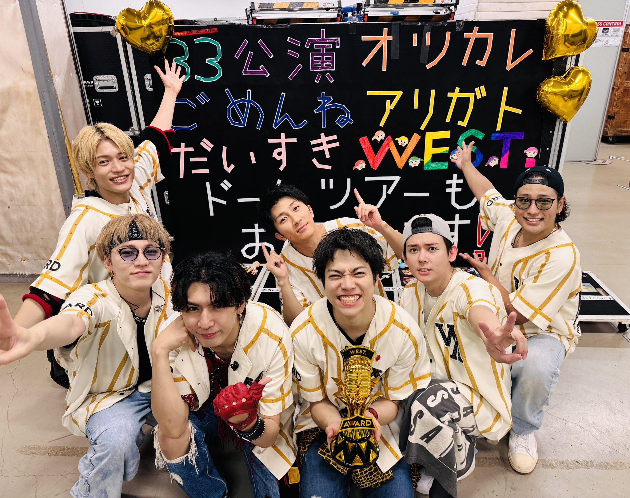 中間淳太（左一）所屬團體WEST.去年演唱會吸引將近80萬人。（圖／翻攝自WEareWEST7推特）