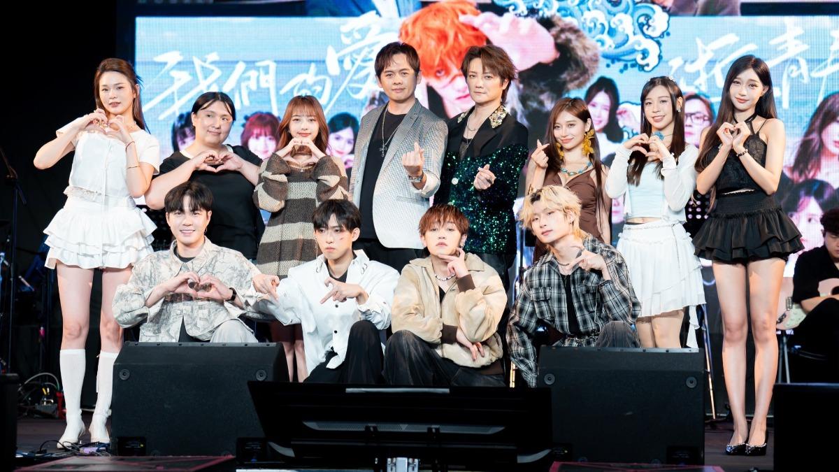 阿沁相當提攜後輩，邀許多歌手一起參與演出。（圖／FIF打歌舞台提供）