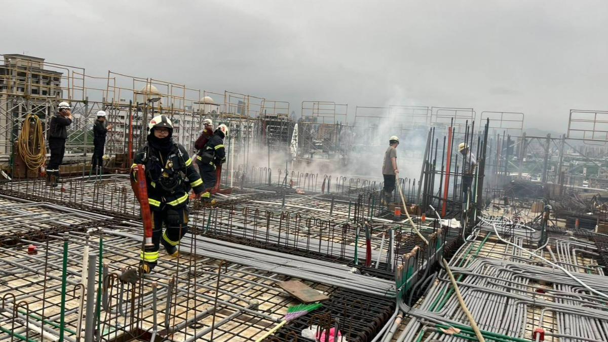 正在興建的建案傳出火警，警消到場搶救。（圖／TVBS）