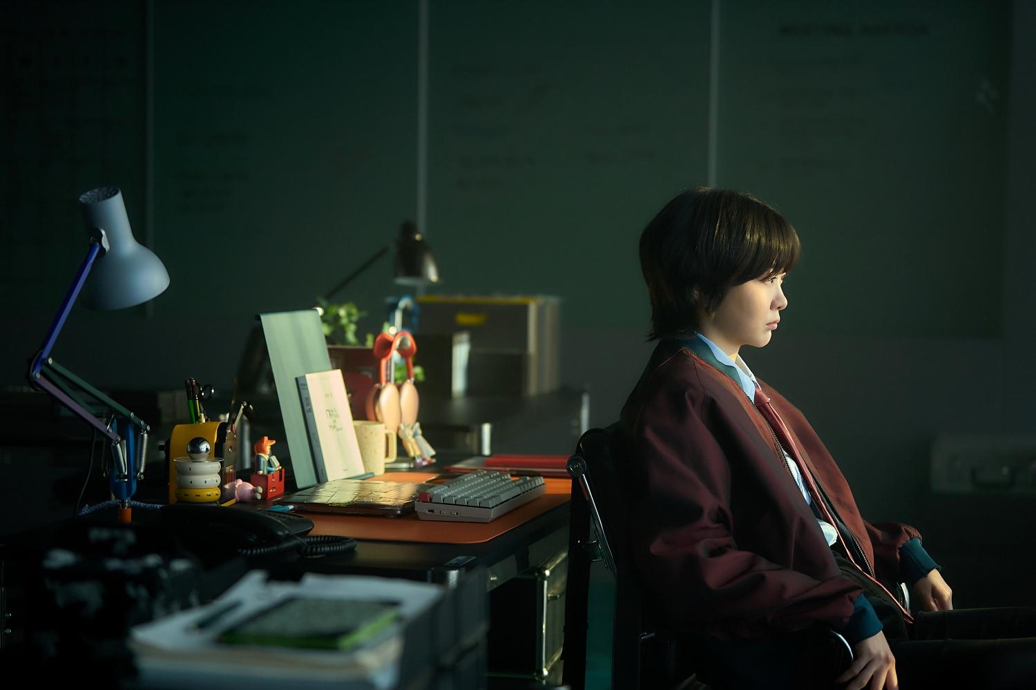 導演尹鍾彬費盡心思呈現劇中獨樹一格的美術布景。（圖／Disney+提供）