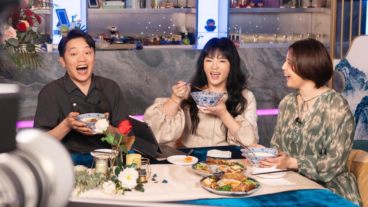 唐綺陽在節目中幫劉品言看運勢。（圖／緯來綜合台提供）