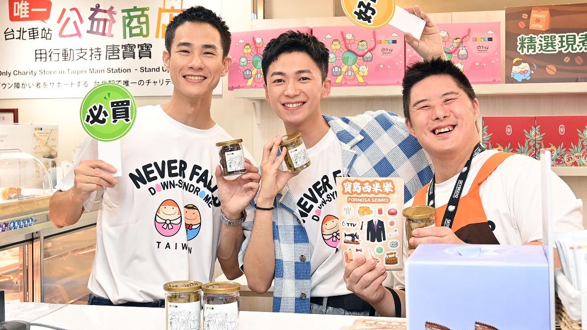 盧彥澤（左）、陳玹宇（中）第一次體驗結帳櫃檯直呼很新鮮。（圖／台視提供）