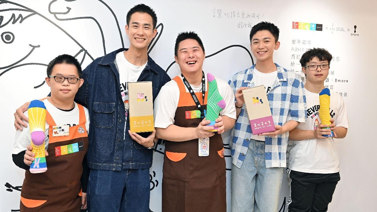 盧彥澤（左二）和陳玹宇（右二）擁抱唐寶寶，感受滿滿的愛。台視提供。（圖／台視提供）