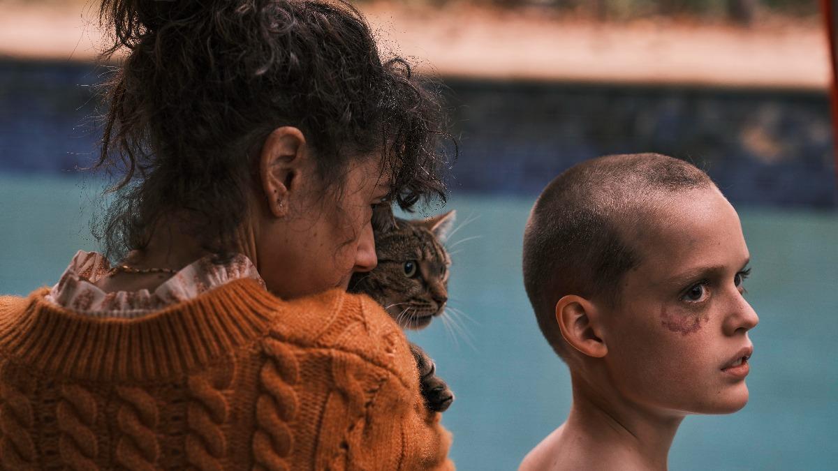 莎莉霍金斯飾演的女主人蘿拉與家中的孤兒奧利佛舉止怪異。（圖／索尼提供）