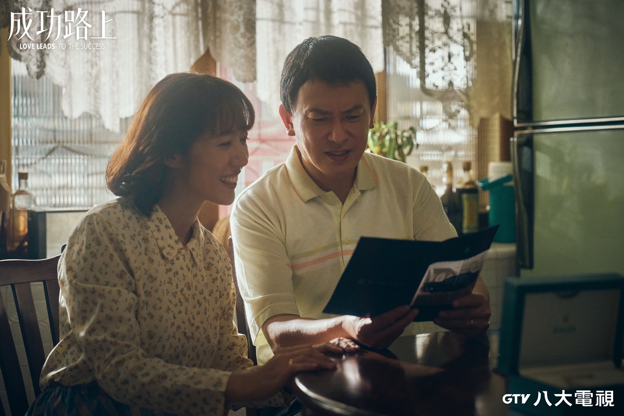 張詩盈（左）提及與劇中老公王識賢對戲台詞很有感，完全就是她和現實中另一半的對話。（圖／八大提供）