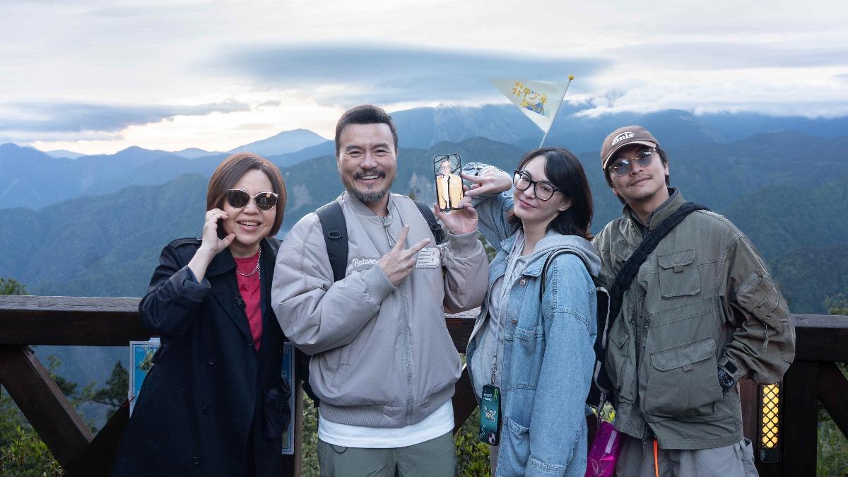 李銘忠（左2）帶大家衝阿里山看日出，于美人怒喊退團。（圖／東森綜合台提供）