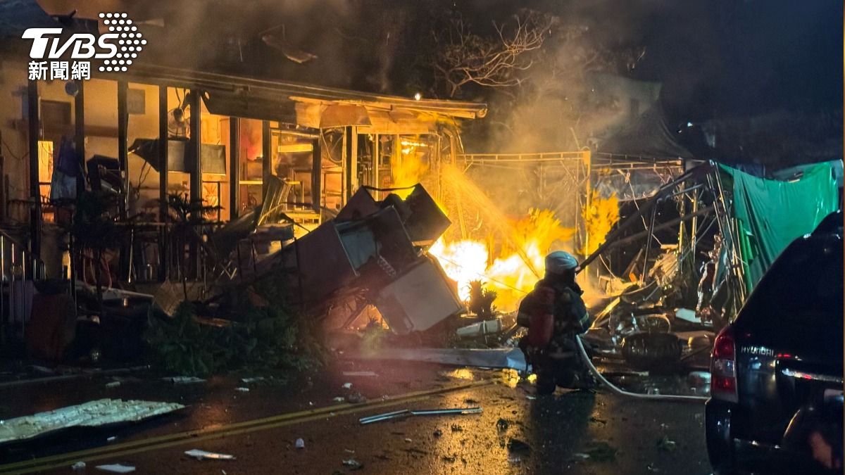 知名海鮮餐廳「被火紋身」！暗夜爆炸猛燒　業者嘆：歇業重整