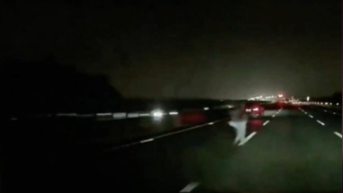 快訊／國一死亡車禍！雨衣男徒步闖內側車道　遭高速撞擊慘死