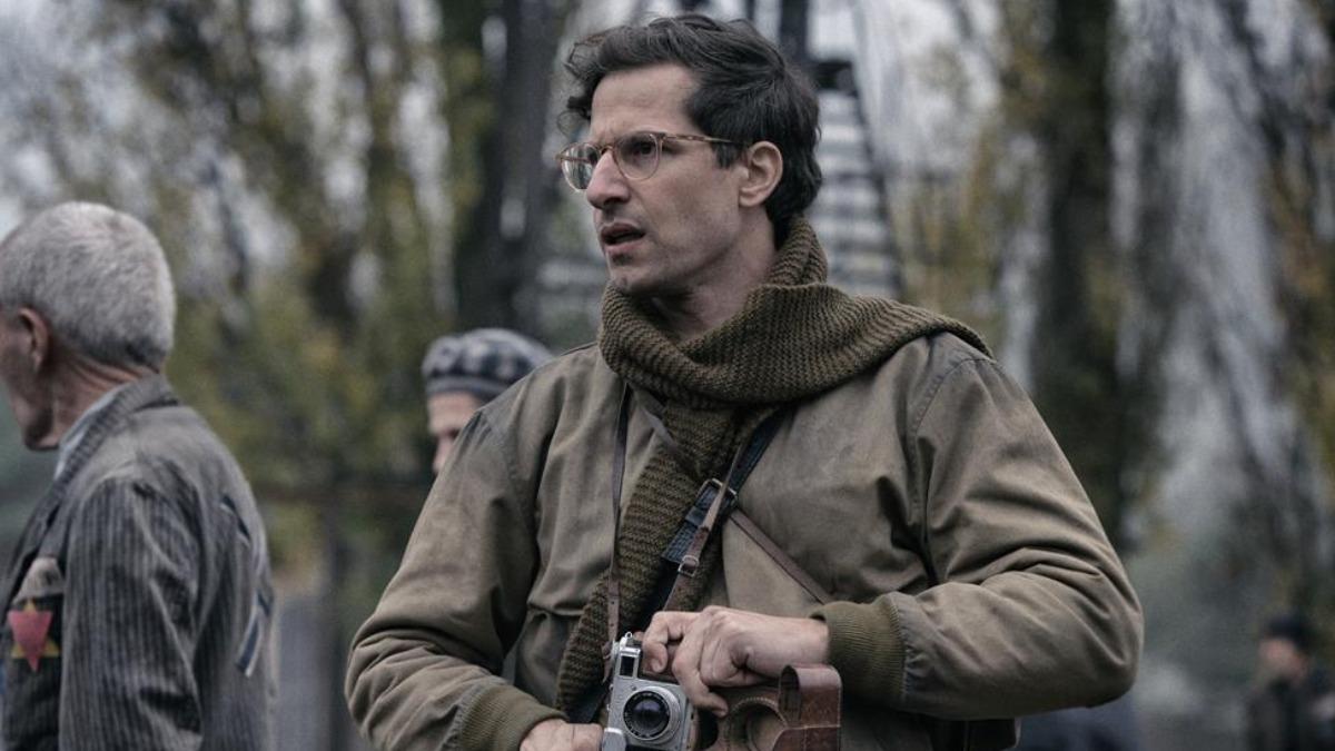 安迪山伯格在《她眼中的世界》飾演跟黎米勒一同奔赴戰場的攝影師大衛薛曼。(圖/采昌提供)