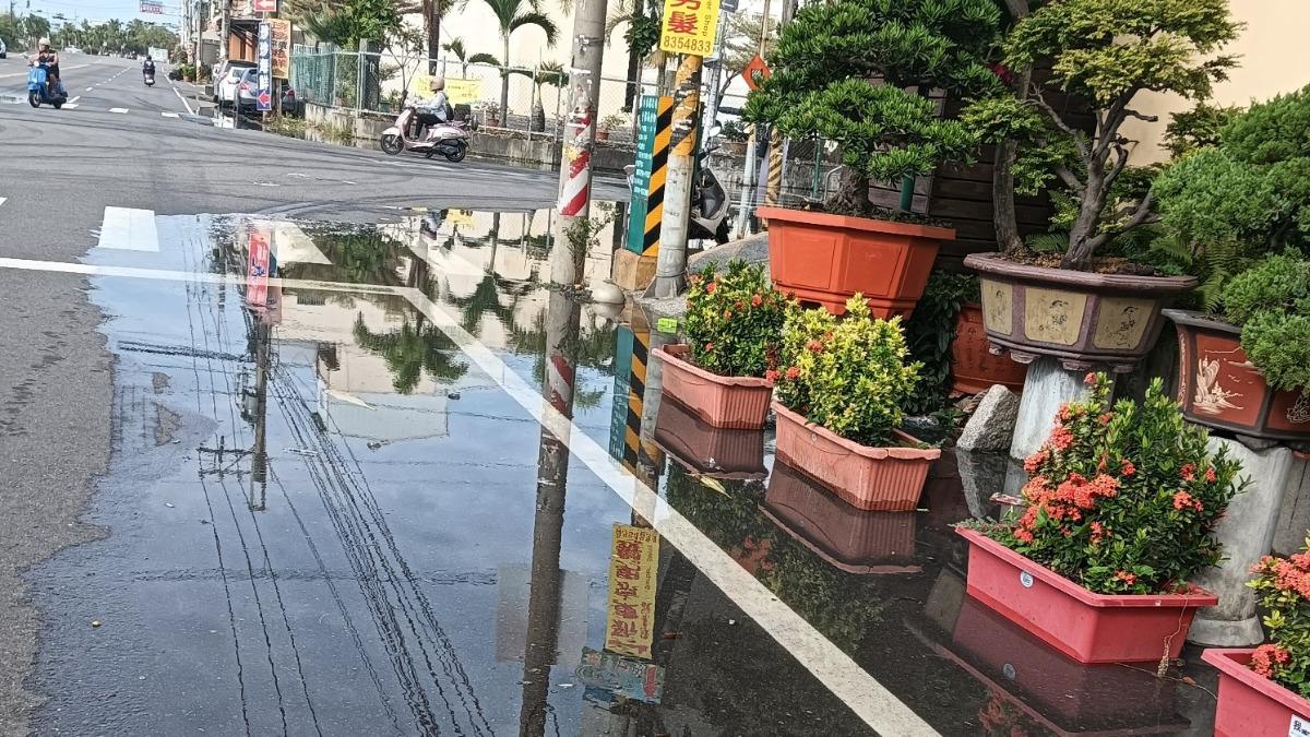 屏東東港大晴天出現大片積水。(圖/翻攝自葉而項臉書)