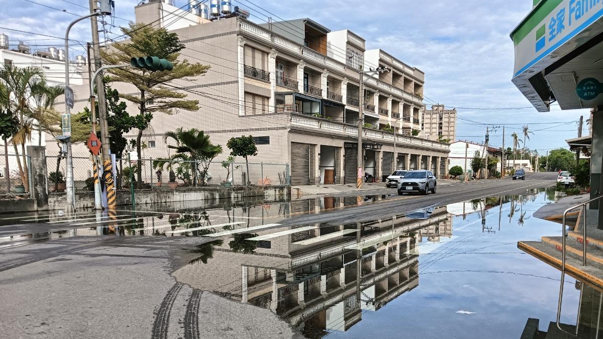 當地超商也受到淹水影響。(圖/翻攝自葉而項臉書)