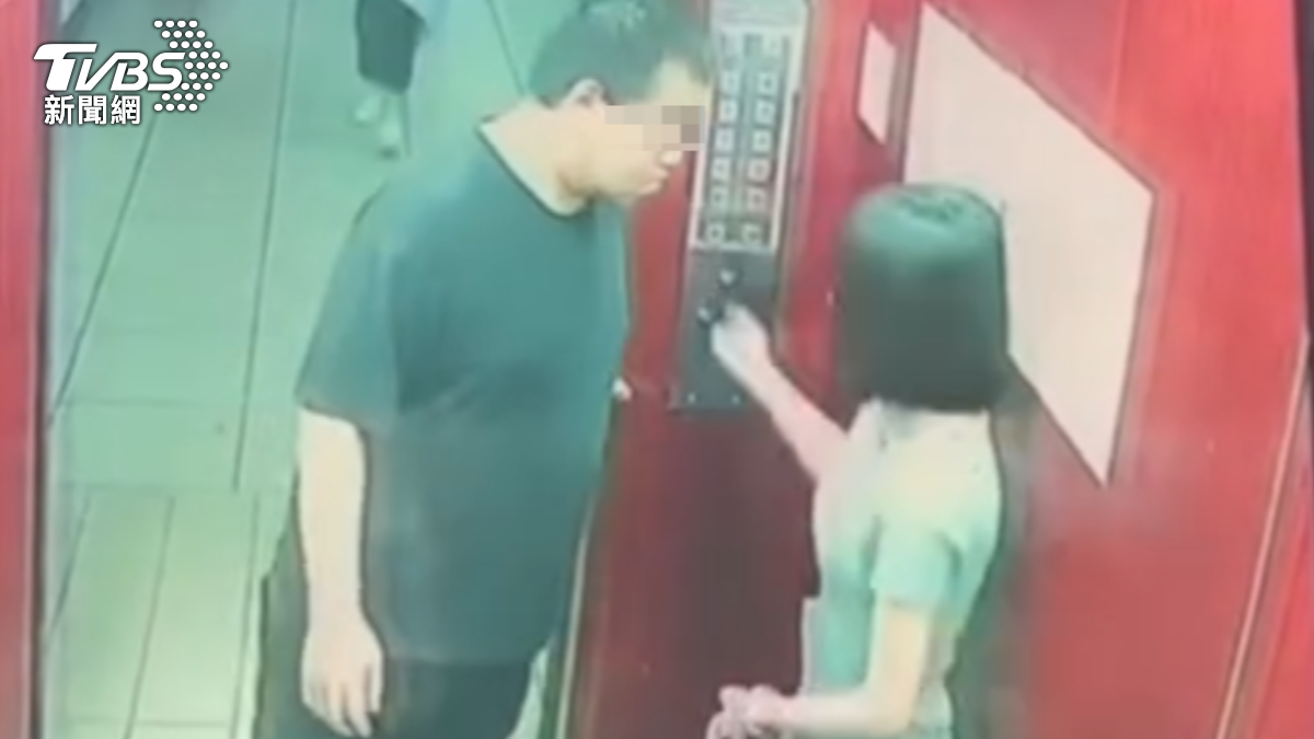 板橋電梯狼尾隨短裙妹貼臉逼近　見她掙扎逃跑露詭異笑容