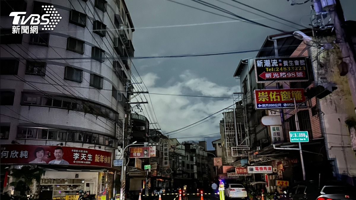 有片／台中689戶沒電用！電桿無預警倒塌　停17小時原因曝