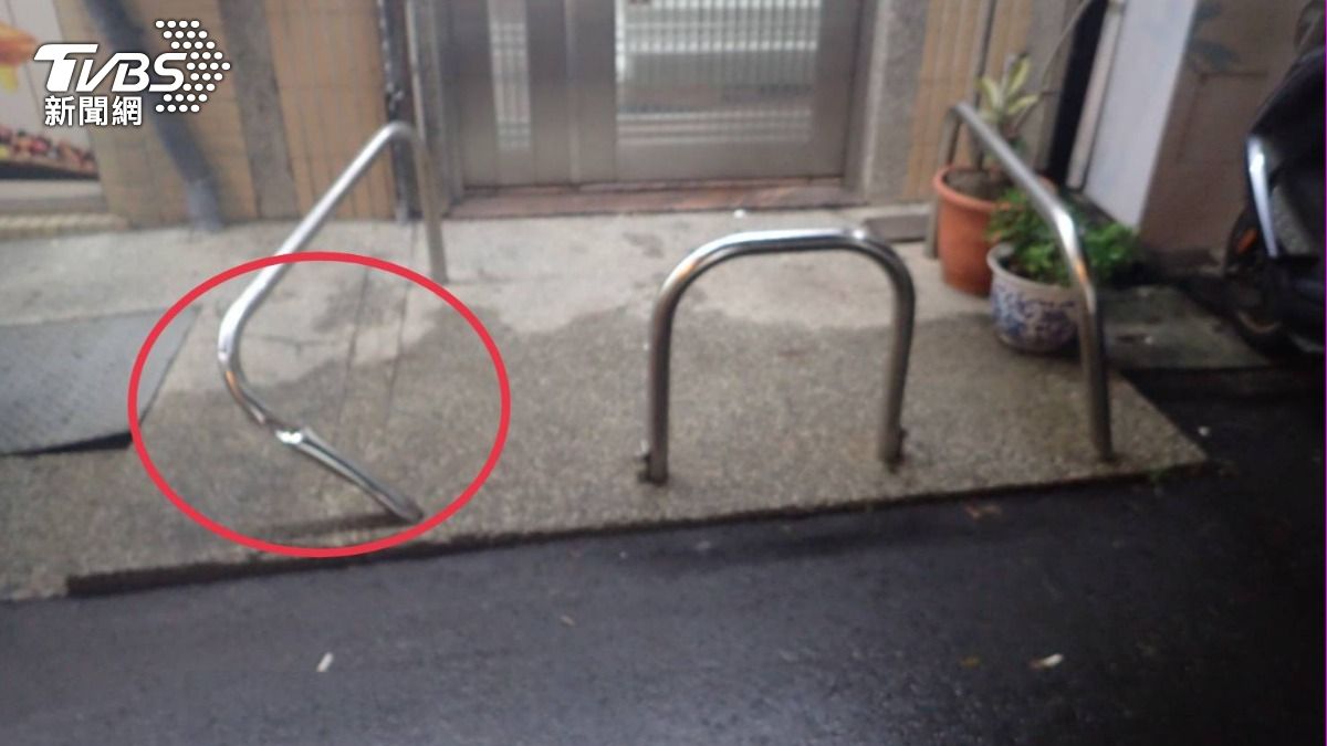 民宅也受到小貨車波及。（圖／TVBS）