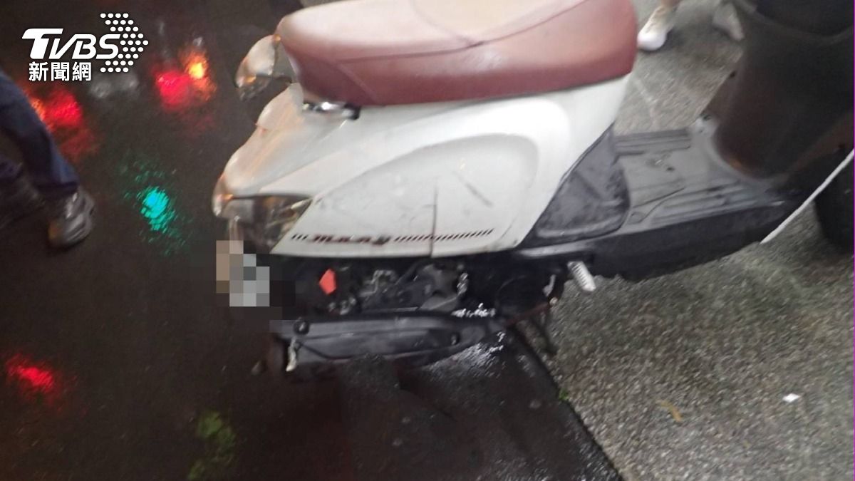 大學生的機車有明顯車損。（圖／TVBS）