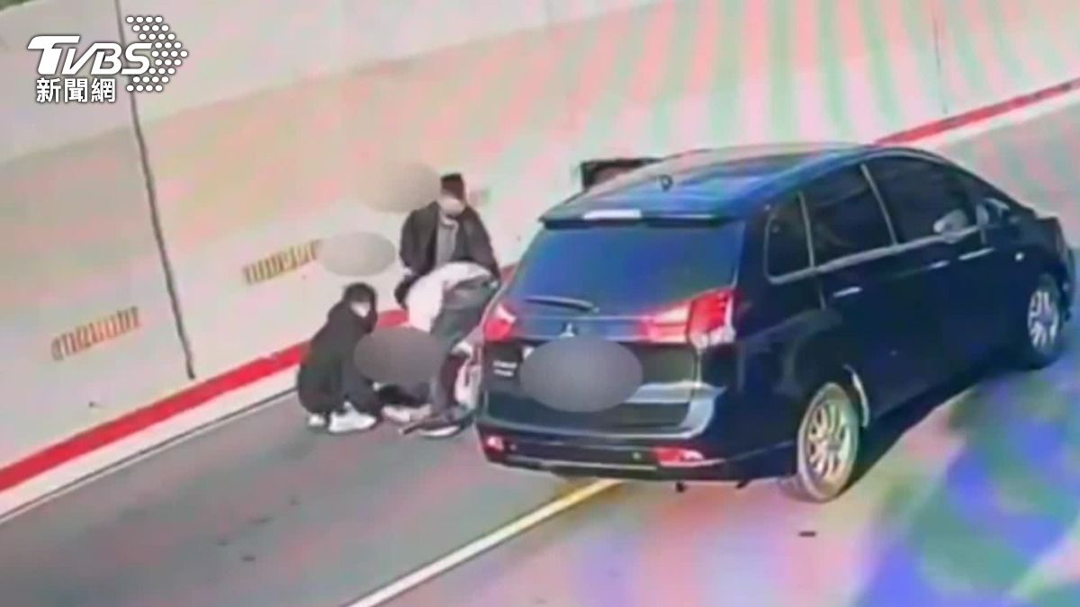 走漏消息！車手剛面交310萬贓款　當街遭搶
