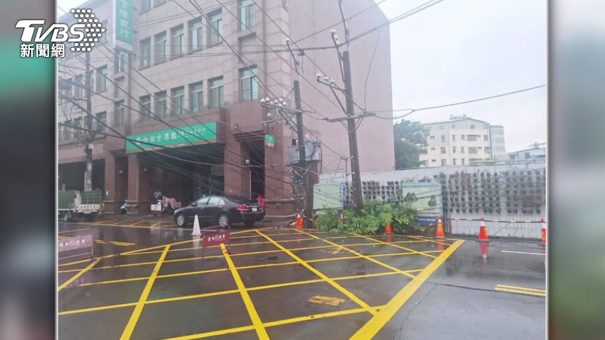 台中電桿突倒！旁邊抽地下水釀地陷　689戶停電