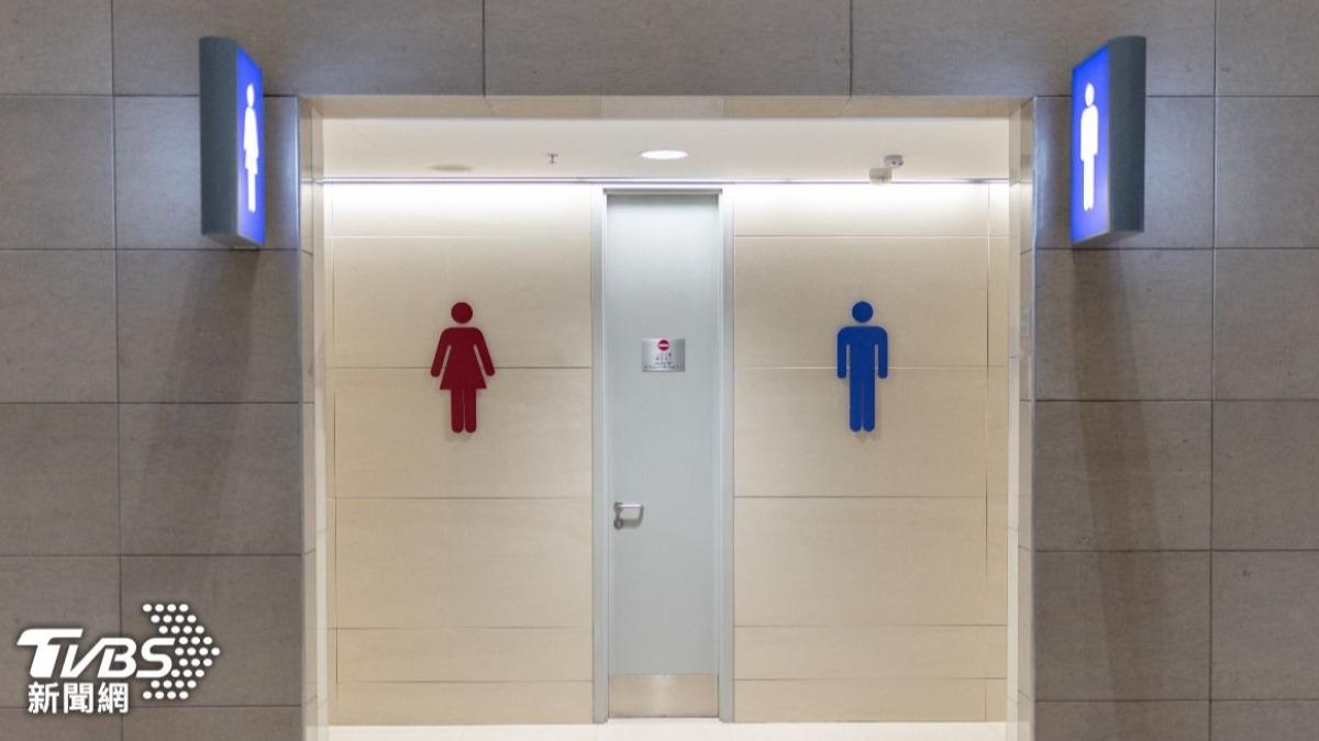 女大生闖男廁拍照「嫌女廁太醜」！網傻眼：會不會被提告
