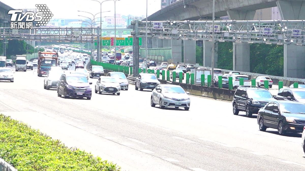 人潮出籠！　端午連假首日「國5車多、桃機櫃台塞」