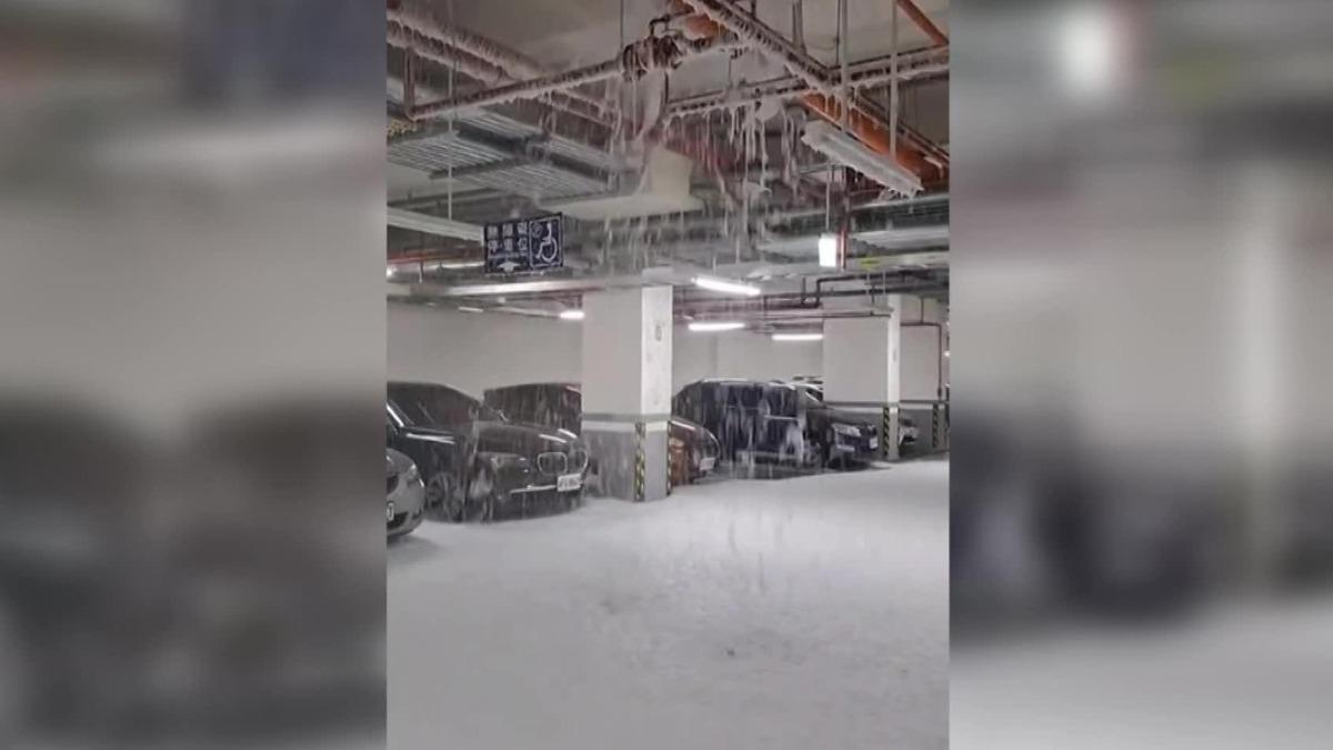 不是下雪！社區消防爆管　泡沫狂灑停車場