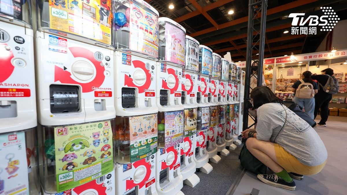 萬代官方扭蛋店也有展出，現場陳列近400種扭蛋。(圖/華子琛攝)