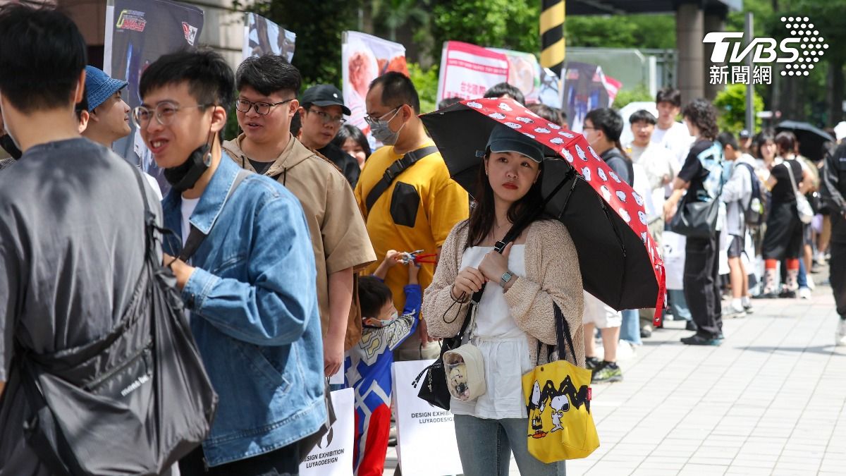 玩具展適逢連假首日開幕，一早就有玩具迷頂著艷陽等待進場。（圖／華子琛攝）