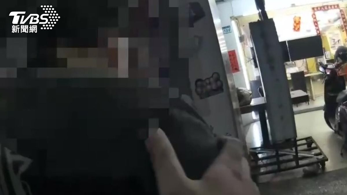 男子被警方逮捕時供稱因買不到檳榔才出手。（圖／TVBS）