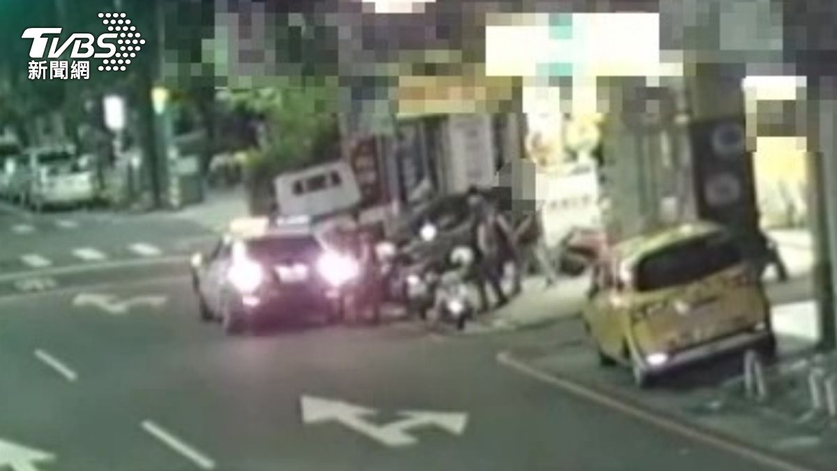 男子被依傷害現行犯逮捕帶回。（圖／TVBS）
